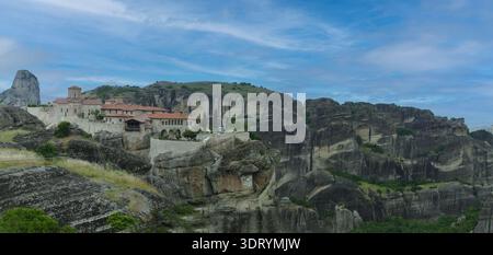METERORA, GFEECE - 11. MAI 2025 - das Kloster der Heiligen Dreifaltigkeit erhebt sich dramatisch auf einem felsigen Gipfel, mit Blick auf die weite Landschaft von Meteora, Griechenland Stockfoto