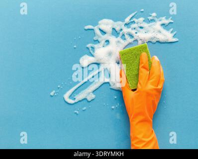 Reinigen der blauen Oberfläche mit Seife und Schwamm in einer einfachen Einrichtung Stockfoto