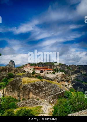 METERORA, GFEECE - 11. MAI 2025 - Seilbahn zum Kloster St. Nikolaus Anapausas, stehend auf einer Felssäule im Meteora-Felsformat Stockfoto