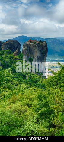 METERORA, GFEECE - 11. MAI 2025 - Steinkloster auf steilen Klippen, grüne Landschaft, die den felsigen Gipfel umrahmt Stockfoto
