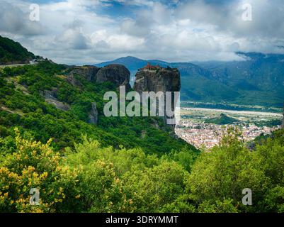 METERORA, GFEECE - 11. MAI 2025 - atemberaubender Blick auf das Kloster Meteora auf einer dramatischen Felsformation Stockfoto