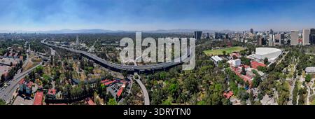 Panoramaaufnahme der zweistöckigen Periferico-Autobahn durch Chapultepec Park und Polanco, Mexiko-Stadt, Mexiko Stockfoto
