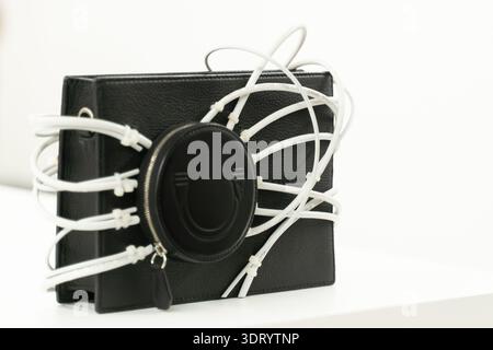 London, Großbritannien. Februar 2026. London, Nosakhari, präsentiert die moderne Circuit-Taschenkollektion, eine Neuinterpretation des klassischen Butlers in Zusammenarbeit mit Tega Akinola Credit: Independent Photo Agency/Alamy Live News Stockfoto