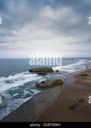 Haystack Rock Formation in Bandon, Oregon. Vertikales Foto. Stockfoto