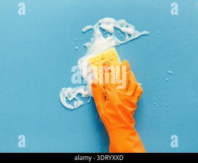 Collage von Reinigungsaktivitäten mit einem Schwamm auf einer blauen Oberfläche Stockfoto