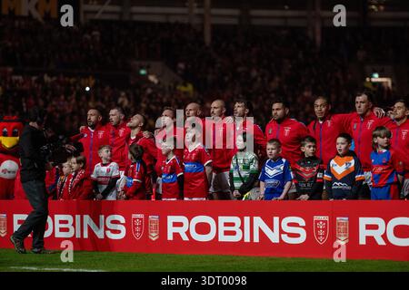Hull, England, 20. Februar 2026 – Nationalhymne mikey lewis singt während des Spiels zwischen Hull KR und Brisbane Broncos im MKM Stadium. Quelle: Paddy Douglas/Alamy Live News Stockfoto