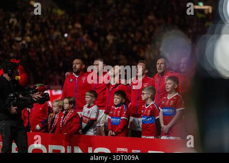 Hull, England, 20. Februar 2026 – Nationalhymne mikey lewis singt während des Spiels zwischen Hull KR und Brisbane Broncos im MKM Stadium. Quelle: Paddy Douglas/Alamy Live News Stockfoto
