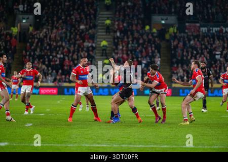 Hull, England, 20. Februar 2026 – Mikey Lewis und Reece walsh treffen sich beim Spiel der Betfred World Club Challenge zwischen Hull KR und Brisbane Broncos im MKM Stadium. Quelle: Paddy Douglas/Alamy Live News Stockfoto