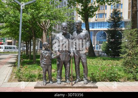 Skulptur von drei Generationen von Männern, Großvater, Vater und Sohn, Junge, Kind. Im Alisher Navoi Park, Duschanbe, Tadschikistan. Stockfoto