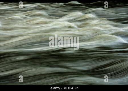 Die Nahaufnahme des New River, der bei langer Belichtung vorbeirauscht, erzeugt ein abstraktes Swooshing-Bild Stockfoto