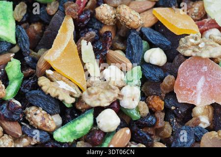 Mischung aus Nüssen und getrockneten Früchten in einer Snackschale Stockfoto