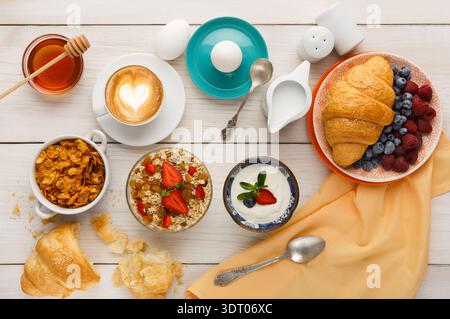 Frühstücksset mit verschiedenen Speisen auf einem Holztisch Stockfoto