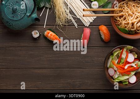 Mosaik verschiedener Gerichte auf einer Holzoberfläche während eines Essens Stockfoto
