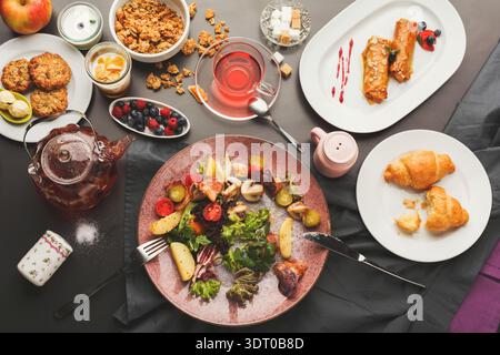 Sammlung von Geschirren auf einem Tisch mit verschiedenen Lebensmitteln für eine Mahlzeit Stockfoto