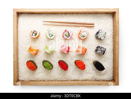 Sushi-Platte auf weißem Reis, ordentlich angeordnet mit Stäbchen oben Stockfoto