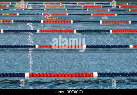 SEILTEILER FÜR SCHWIMMBADWEGE Stockfoto