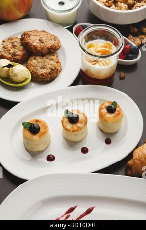 Dessertsammlung mit verschiedenen Süßigkeiten wie Kuchen und Cookies Stockfoto