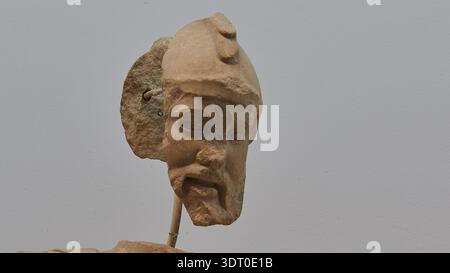 Helmkopf von Oinomaos, östlicher Giebel des Zeus-Tempels, Vorbereitungen für das Wagenrennen zwischen Pelops und Oinomaos, alte Büste eines warri Stockfoto