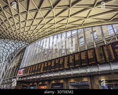 LONDON, Großbritannien - 29. APRIL: Eurostar-Zug am 29. APRIL 2024. Bahnhof London King's Cross in London, Großbritannien Stockfoto