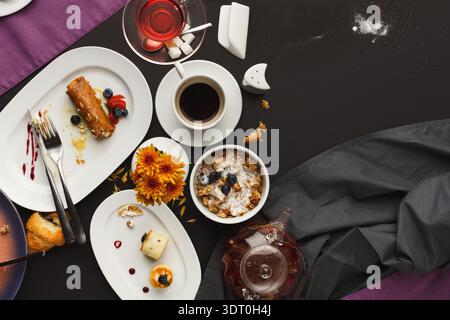 Mosaik aus Desserts und Getränken auf einem dunklen Tisch mit farbenfrohen Dekorationen Stockfoto