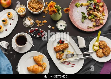 Frühstückskollektion mit verschiedenen Gerichten und Getränken auf einem Tisch im Morgenlicht Stockfoto
