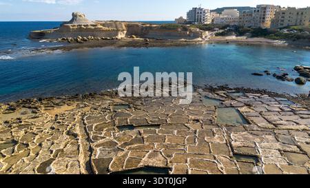 Luftaufnahme der Salinen neben dem Xwejni Rock an der Küste der Xwejni Bay in Zebbug, Gozo, Malta, 14. Dezember 2025. Die geometrische Verdampfung Ba Stockfoto