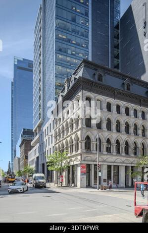 Montreal, Kanada - 5. Juni 2025: Skyline und Straßen von Old Montreal (Vieux) an einem sonnigen Tag Stockfoto