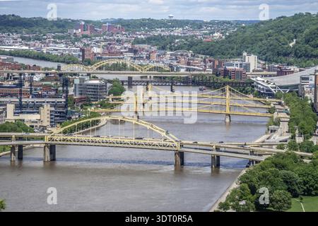 Eine Reihe von Brücken über den Allegheny River in Pittsburgh PA Stockfoto