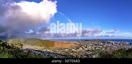 Regenbogen über honolulu hawaii nach Regen Stockfoto