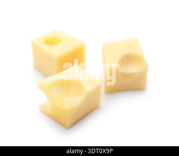 Würfel aus leckerem Schweizer Käse, isoliert auf weißem Hintergrund Stockfoto