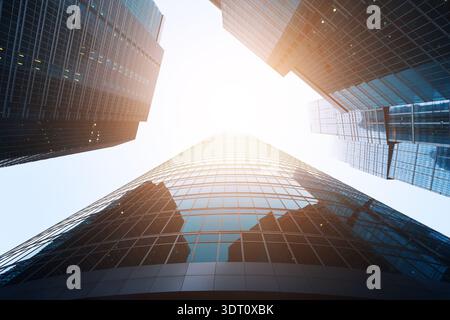 Eine Sammlung moderner Wolkenkratzer, die sich in Richtung Himmel in einer Stadt erstrecken Stockfoto