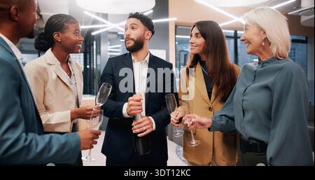 Geschäftsleute, Besprechung oder Diskussion mit Champagner für Festanträge oder Toast im Büro. Gruppe, Mitarbeiter oder Kollegen mit Brille Stockfoto