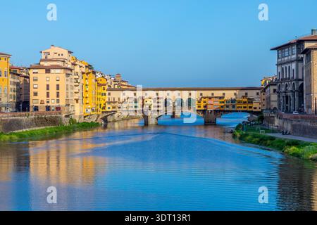 Berühmte historische Ponte Vecchio in Florenz am Fluss Arno Stockfoto