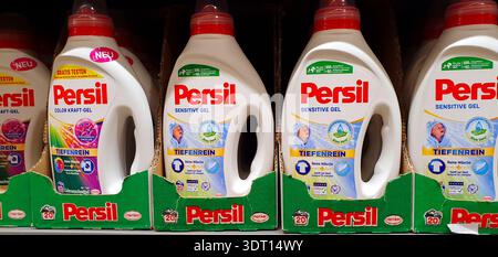 Persil Waschmittel im Ladenregal, eine weltweit führende Premiummarke. Stockfoto
