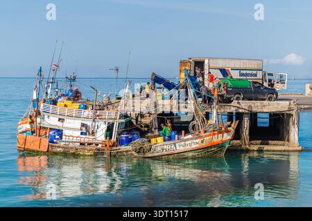 Koh Samui, Thailand, 18. Februar 2026: Traditionelle thailändische Fischerboote legen an einem Pier nahe der Insel Koh Samui an, wo Fischer ihre Ausrüstung ausladen Stockfoto