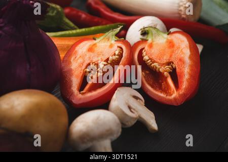 Sammlung von frischem Gemüse auf einem Tisch, mit verschiedenen Farben und Arten zum Kochen Stockfoto