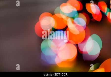 Bunte Lichter Erstellen Sie ein lebendiges Mosaik in einer Nachtszene mit verschwommenen Mustern Stockfoto