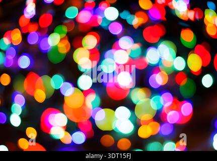 Bunte Lichter erschaffen Sie eine lebendige Collage aus Formen und Farben während eines lebhaften nächtlichen Ereignisses im Freien Stockfoto