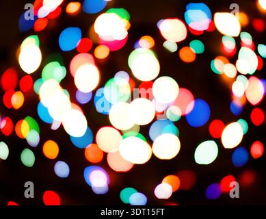Bunte Lichter schaffen ein lebendiges Mosaik für eine festliche Atmosphäre während einer Feier Stockfoto