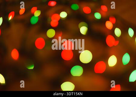 Bunte Lichter schaffen eine festliche Atmosphäre in einer lebhaften Collage aus Weihnachtsdekorationen und Beifall Stockfoto