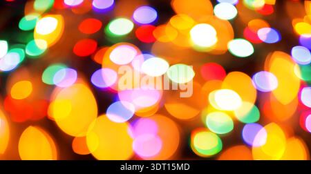 Bunte Lichter schaffen eine lebendige Collage für eine festliche Atmosphäre während einer Weihnachtsfeier Stockfoto