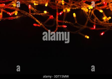 Bunte Lichter schaffen eine festliche Atmosphäre in einer Collage aus warmen Tönen und hellen Tönen Stockfoto