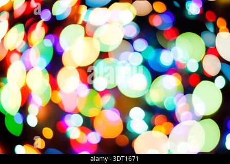 Bunte Lichter erschaffen Sie eine lebendige Collage während einer festlichen Feier bei Nacht Stockfoto