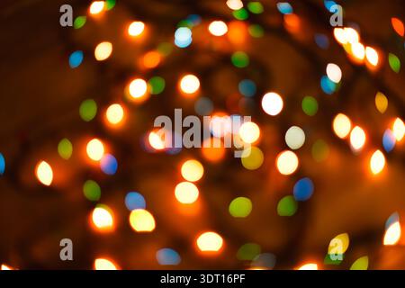 Bunte Lichter schaffen eine farbenfrohe Collage für festliche Veranstaltungen während der Weihnachtszeit Stockfoto