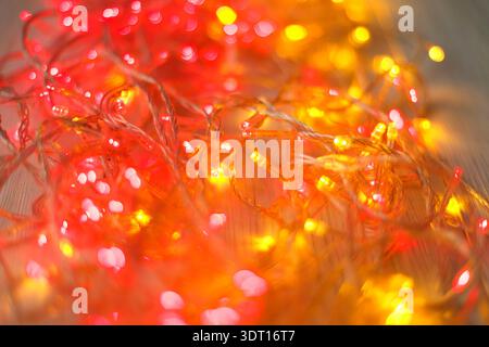 Bunte Lichter schaffen ein helles Display in einer lebendigen Collage für festliche Anlässe Stockfoto