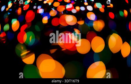 Bunte Lichter erschaffen Sie eine lebendige Collage von Sehenswürdigkeiten in festlicher Atmosphäre während einer Feier Stockfoto