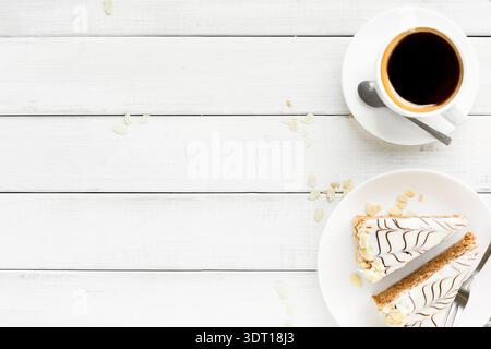 Mosaik aus Kaffee und Dessert auf einem Holztisch mit Kuchen und Getränk Stockfoto