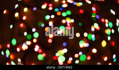 Bunte Lichter kreieren Sie während der Weihnachtszeit eine lebendige Collage in einer festlichen Umgebung Stockfoto