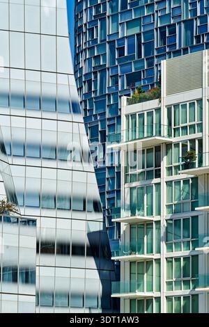 Wohnhäuser in Chelsea zeigen unterschiedliche Designs und reflektieren Sonnenlicht. Diese geschäftige Gegend von Manhattan hat viele moderne Gebäude. Stockfoto