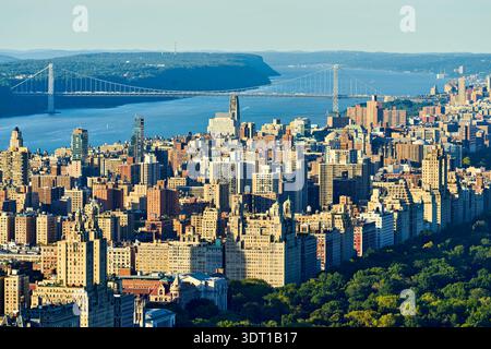 Die Upper West Side von Manhattan mit der George Washington Bridge im Hintergrund. Das Bild zeigt das urbane Leben und Gebäude. Stockfoto